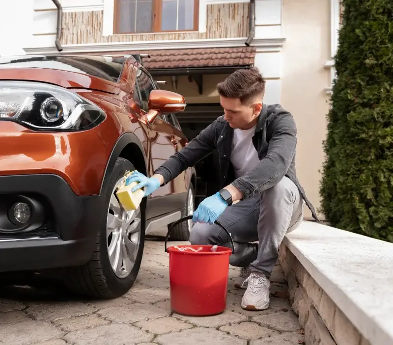 Lavage auto à domicile Nivigne et Suran : professionnel intervenant sur un véhicule